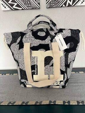 Marimekko: Mono City Heavyweight Canvas Tote Unikko - black/ off-white